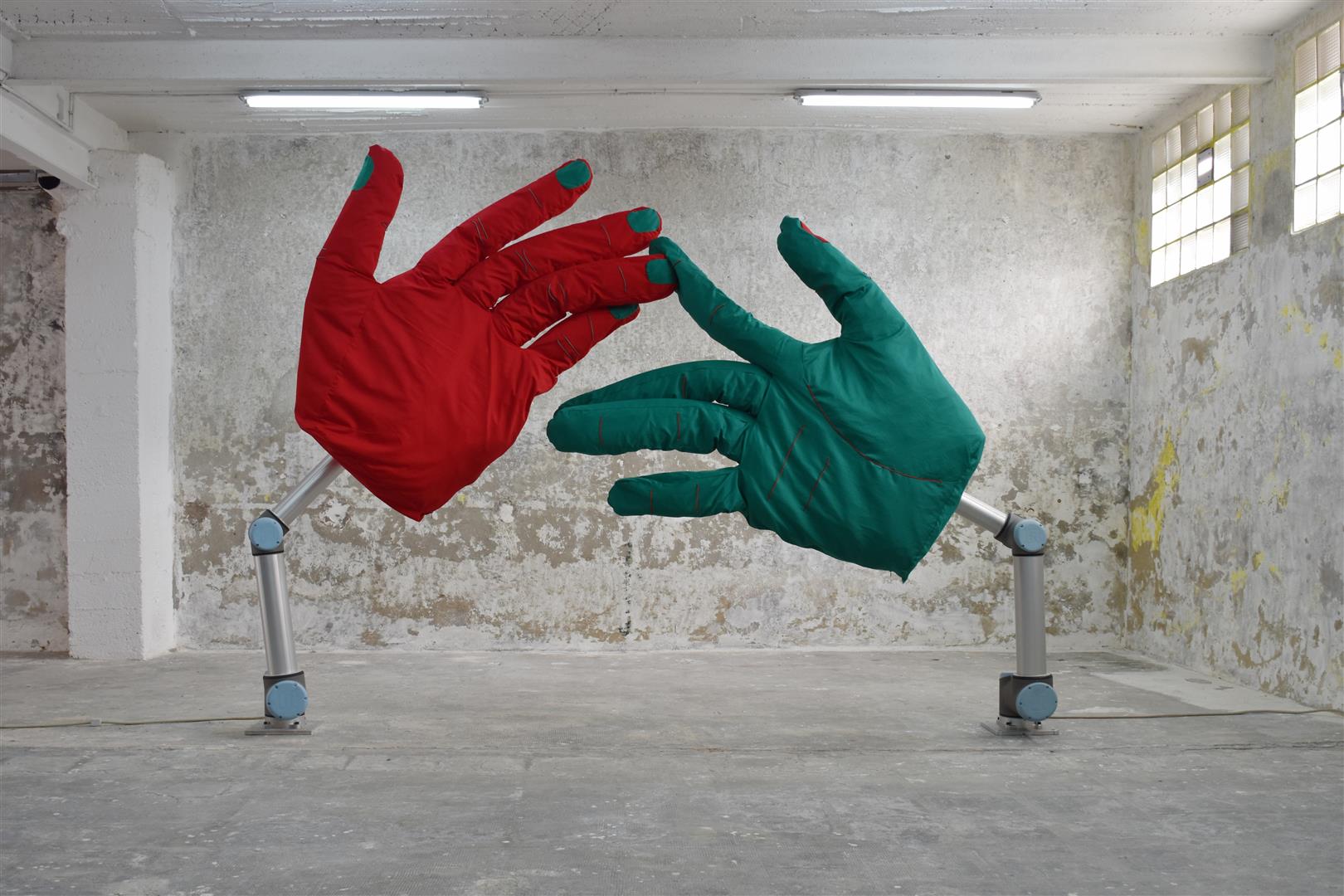 ロボットアームを使った『ハンド・シェイク』。